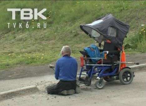 В РФ инвалид-колясочник сломал бордюр, мешавший ему проехать к больнице (ФОТО)