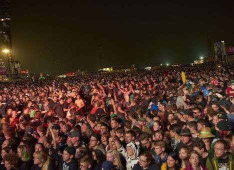 Молнии и ливни сокрушили 100 тыс. рокеров (ВИДЕО)