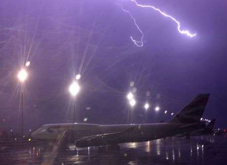 Молния поразила сразу три самолета в Москве