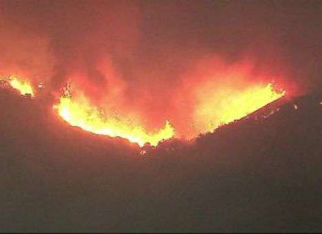 Стена огня приближается к тысячам домам в Калифорнии (ФОТО)