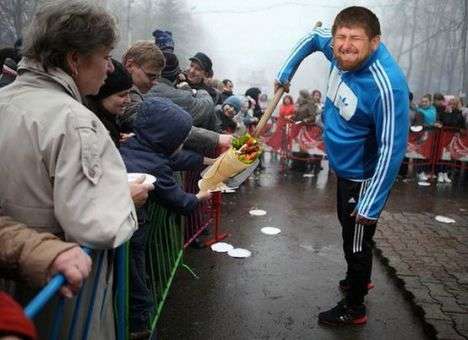 Соцсети высмеяли Кадырова, который решил покормить сирийцев с лопаты (ФОТО)