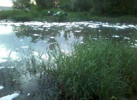 Днепр покрылся неизвестной белой пеной (ФОТО)