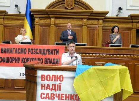 Политолог рассказал, о чем уговаривают Савченко