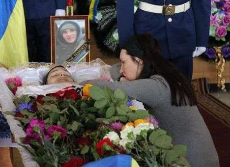 Мимо гроба ехали велосипедисты из параллельного мира: На похоронах 19-летнего бойца перекрыли улицу ради велогонки (ФОТО)