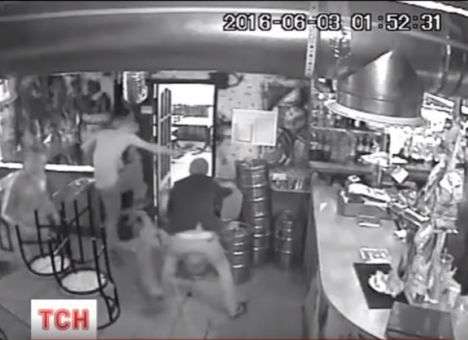 Зверское избиение бойца АТО в Киеве попало на камеру (ВИДЕО)