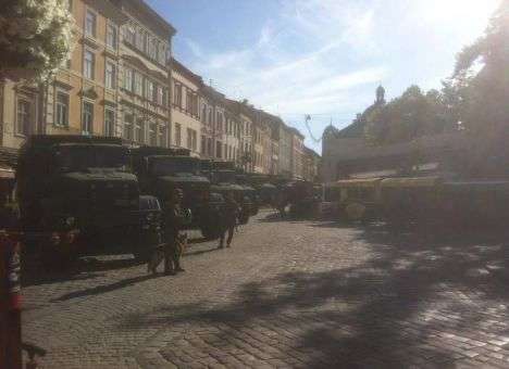 В парах слезоточивого газа во Львове штурмуют горсовет (ВИДЕО)