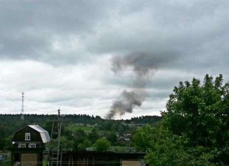 Опубликованы первые кадры с места падения самолета под Москвой (ВИДЕО)