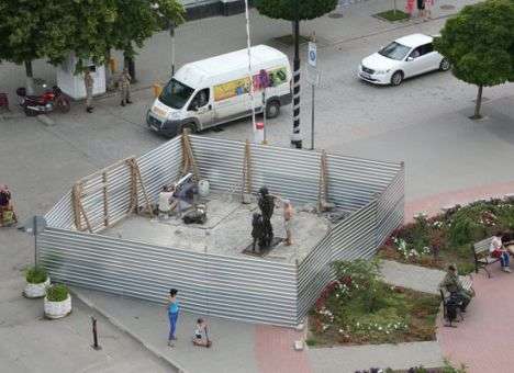 Без кота не обошлось: В Крыму откроют самый дорогой памятник «зеленым человечкам» (ФОТО)