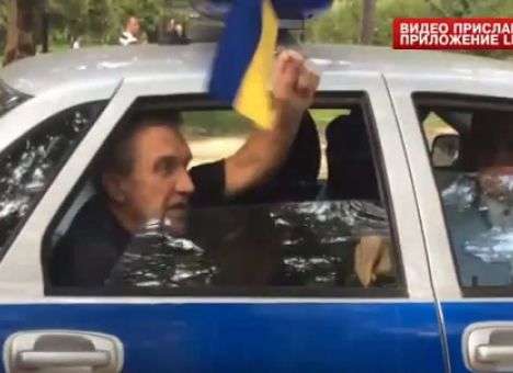 Рот закрой: В Крыму разнервничались из-за мужчины с украинским флагом (ВИДЕО)