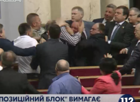 В Раде напали на нардепа «ОппоБлока» (ФОТО, ВИДЕО)