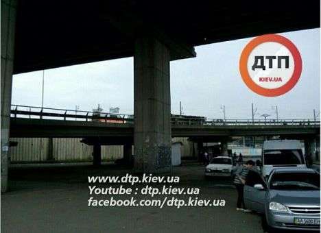 В Киеве перевернувшаяся фура остановилась за миг до падения с путепровода (ФОТО)