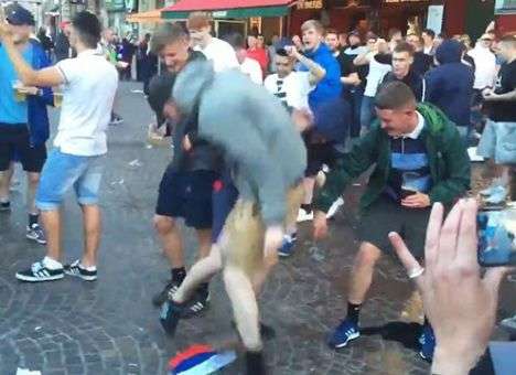 Во Франции вспыхнул еще один конфликт между фанами РФ и Англии (ВИДЕО)