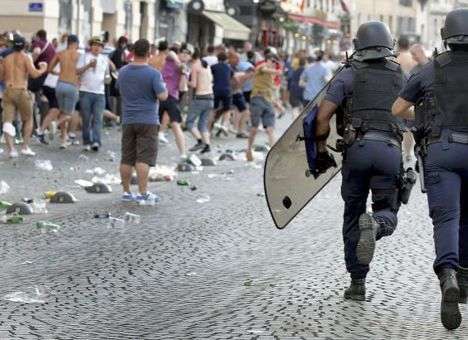 В ходе столкновений футбольных фанатов во Франции ранено 50 человек