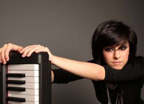 Ради нее он сделал операцию и похудел: Молодую певицу расстрелял фанат