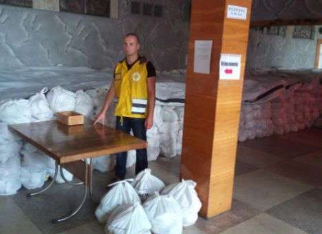 Штаб Ахметова открыл пункт выдачи гуманитарной помощи в Марьинке