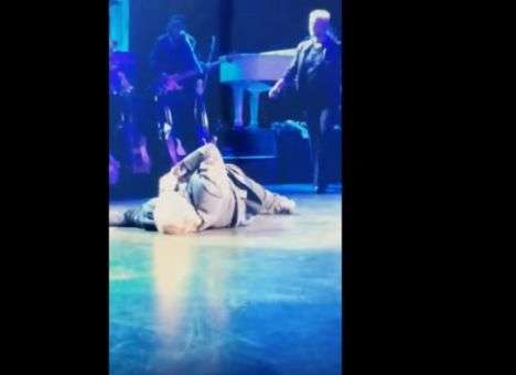 Исполняя свой хит, американский певец потерял сознание (ВИДЕО)
