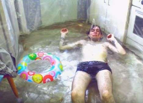 Полуголые россияне показали, как резвятся в кухне-бассейне (ВИДЕО)
