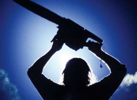 Ревнивый дровосек пытался распилить свою 26-летнюю девушку