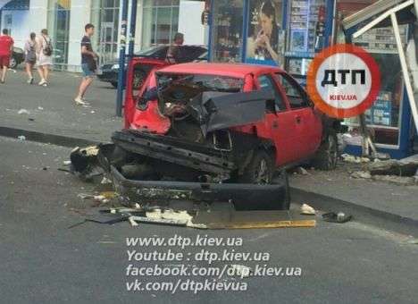 Опубликовано видео с места смертельного ДТП, где авто врезалось в остановку (ВИДЕО)