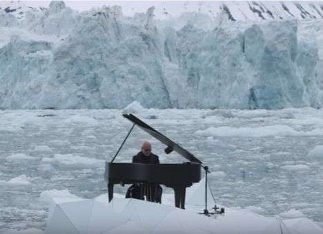 Музыка умирающей Арктики: Композитор исполнил элегию в открытом море (ВИДЕО)