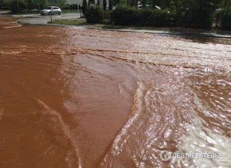 В Киеве внезапно появилось оранжевое «озеро» (ФОТО)