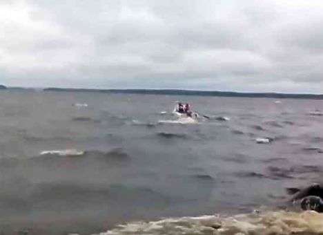 Круглосуточно спасатели ищут 14-ую жертву трагедии в Карелии