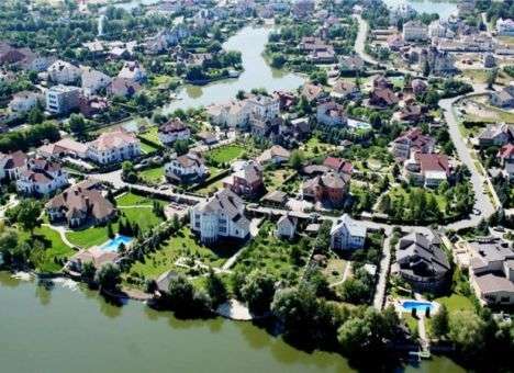 Элита в шоке: Поселок олигархов под Киевом пустеет на фоне обысков