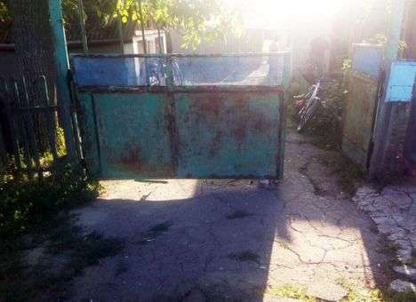 Девушка воткнула нож в спину убийцы ее матери (ФОТО)