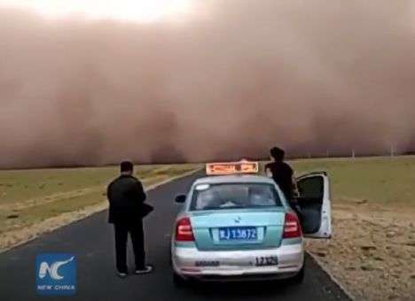 Стремительно растет количество жертв мощного торнадо в Китае (ВИДЕО)