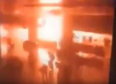 Момент страшного взрыва в аэропорту Стамбула попал на камеру (ВИДЕО)