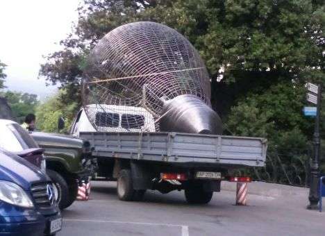 Ялтинцам «вкрутят» огромные лампочки (ФОТО)