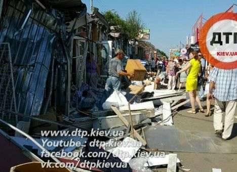 Полиция, «скорая» и крики: В Киеве на рассвете начали громить МАФы