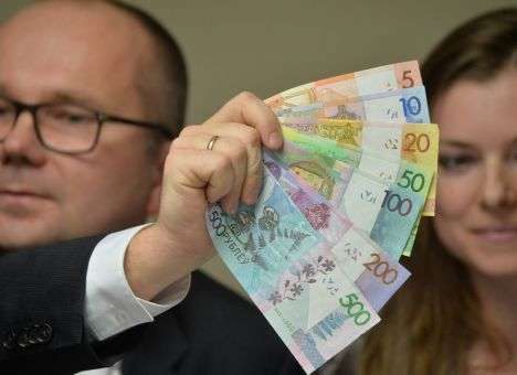 Новыя грошы: Беларусь привыкает к купюрам без 4 нулей (ФОТО)