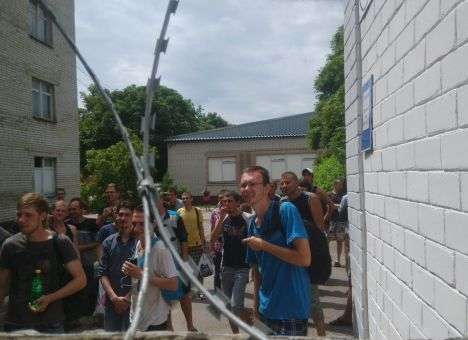 Скандал в Харькове: Призывники оказались заперты без воды и еды (ФОТО)