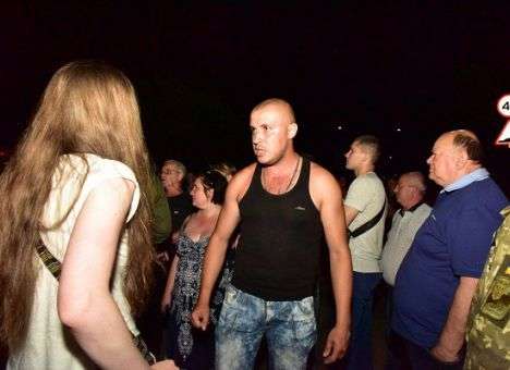 Опубликованы снимки с места ночного бунта в Торецке против военных (ФОТО)