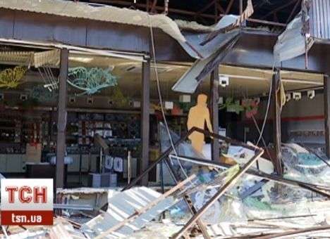 В Киеве разгромили магазин «Roshen» и стерегут конфеты от мародеров (ФОТО)