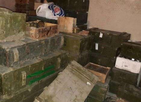 База полка «Днепр-1» до потолка забита украденным оружием, - ГПУ (ФОТО)