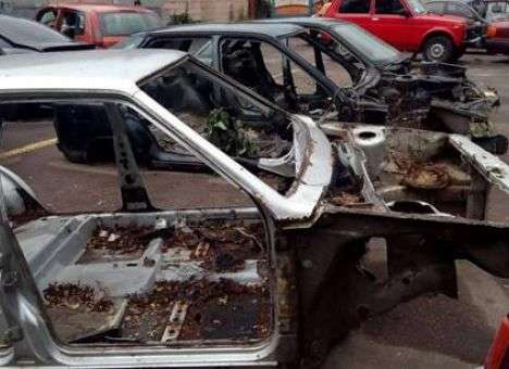 Под Киевом похищенные авто превращали в «скелеты» (ФОТО)