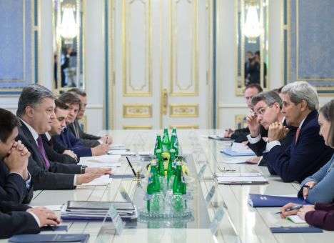 Порошенко сообщил Керри об ухудшении ситуации на Донбассе