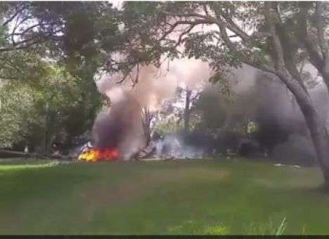 Все погибли: Опубликованы кадры с места авиакатастрофы, где самолет рухнул на жилой квартал (ФОТО)