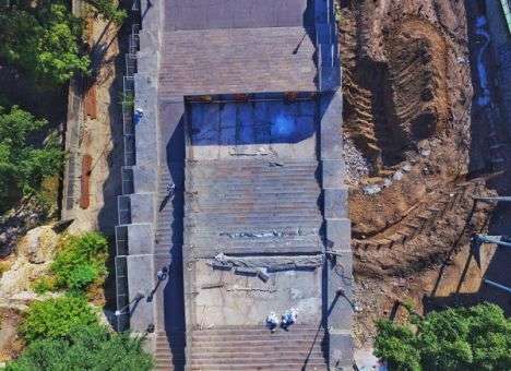 Как выглядит раскуроченная Потемкинская лестница в пик сезона (ФОТО)