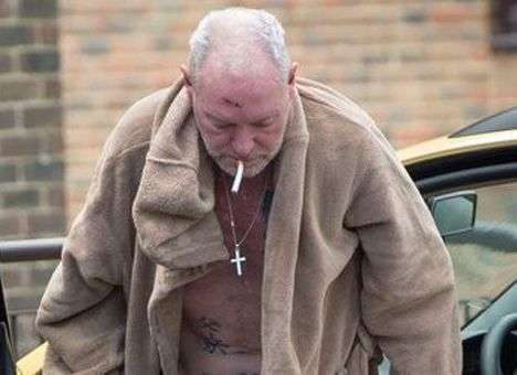 Легендарный футболист пьяный в халате ездил на такси за выпивкой (ФОТО)