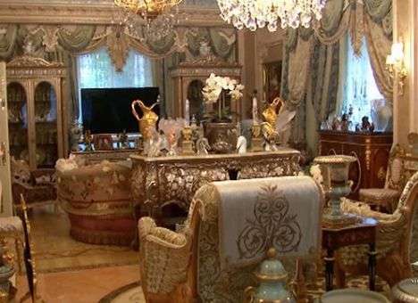 Журналисты показали «золотой» дворец, в котором жил задержанный «вор в законе» (ВИДЕО) (ФОТО)