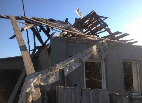 Проломленные крыши и снесенные стены: что боевики сделали с Торецком (ФОТО)