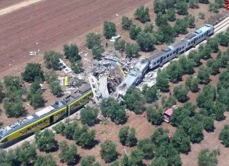 Десятки трупов достали спасатели из-под обломков вагонов в Италии (ФОТО)