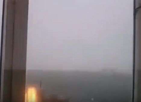 Жилой дом в Перми на миг превратился в «факел» после удара молнии (ВИДЕО)