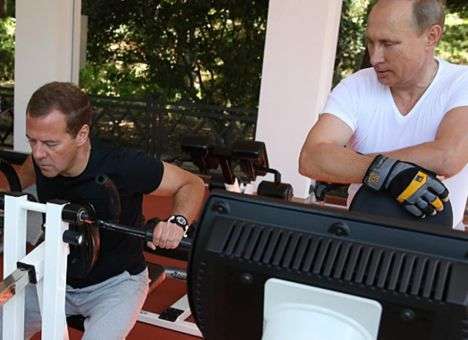 Путин попросил Медведева «не морочить людям голову»