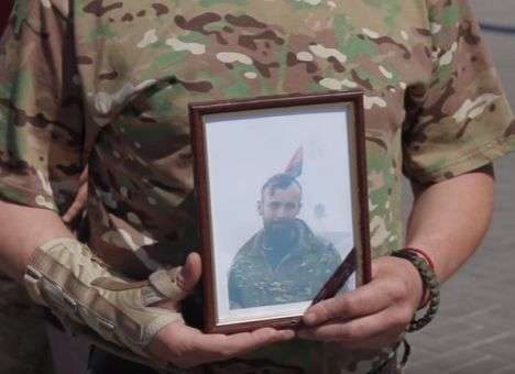 Ее невозможно заметить: На Майдане попрощались с бойцом, попавшим в ловушку боевиков (ВИДЕО)