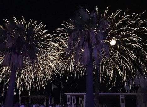 Мы ринулись в кафе, прибежал парень в крови: В панике люди с набережной прятались в барах и подвалах