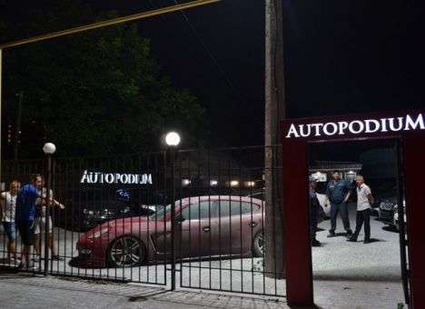 Роскошное авто вспыхнуло прямо в одесском автосалоне (ВИДЕО)